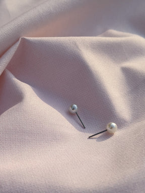 Minimal Ear Studs (WHITE)