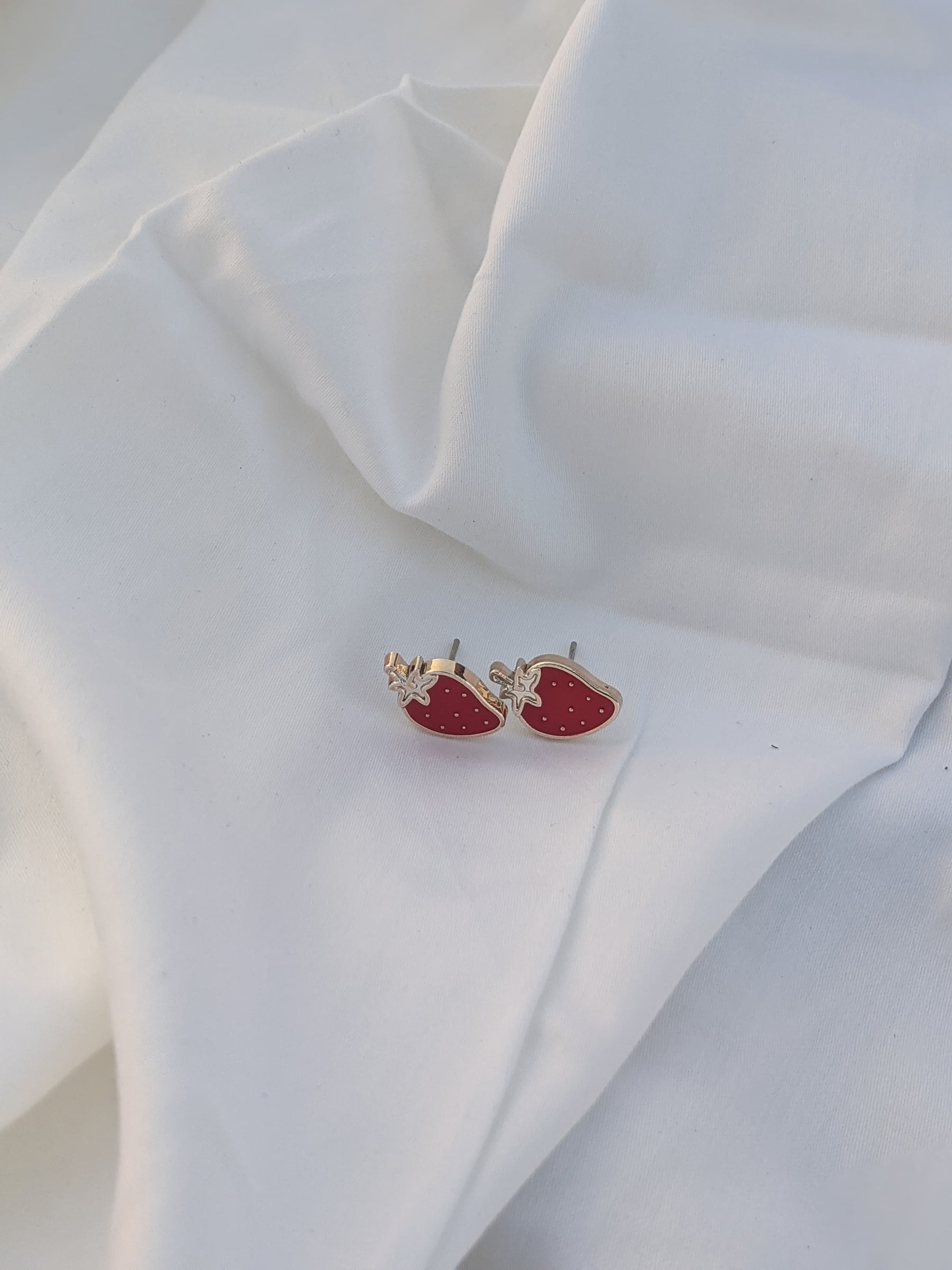 Minimal Ear Studs (STRAWBERRY)